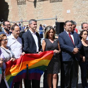 a alcaldesa insta a mantener la apuesta por la diversidad en un acto de repulsa a la masacre de Orlando