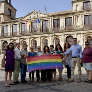 a bandera arcoíris ondea en el balcón del Ayuntamiento con motivo del Día Internacional del Orgullo LGTBI