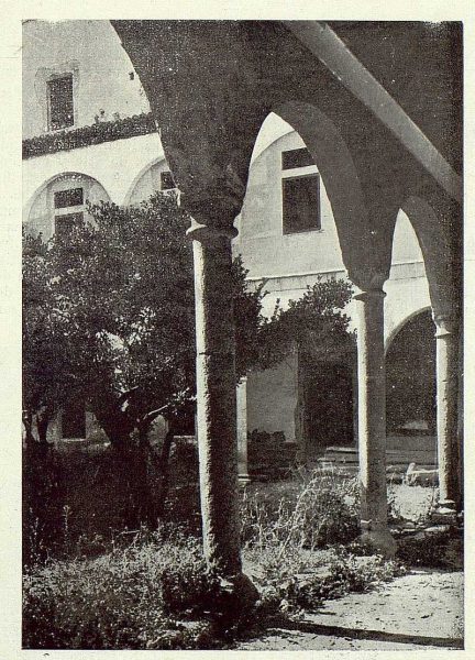 07-TRA-1922-183 - Patio del Hospital de Santa Cruz