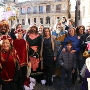 os Reyes Magos llegan a Toledo y hacen su primera parada en el Ayuntamiento donde han sido recibidos por el equipo de Gobierno