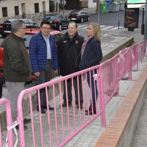 l Ayuntamiento mejora la accesibilidad de Santa Bárbara con una nueva rampa que elimina escalones junto a una parada de bus