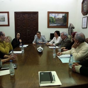 a alcaldesa atiende las demandas y preocupaciones de la asociación de vecinos del barrio de Palomarejos 