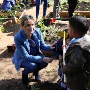 ilagros Tolón comparte con escolares del Colegio Público ‘Garcilaso de la Vega’ la primera plantación de su nuevo huerto