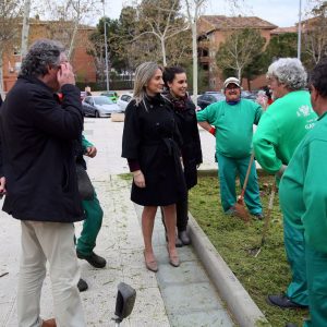 l Consistorio realiza trabajos de limpieza y desbroce en las jardineras de la calle Río Amarguillo del Polígono residencial