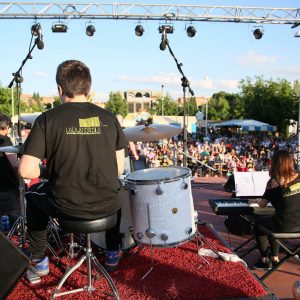 as Fiestas del Polígono se cierran con una gran afluencia de público y una respuesta multitudinaria al concierto de Rosendo