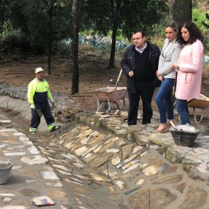 a alcaldesa visita las obras de consolidación del talud de la bajada de Santa Ana que da acceso a la senda ecológica