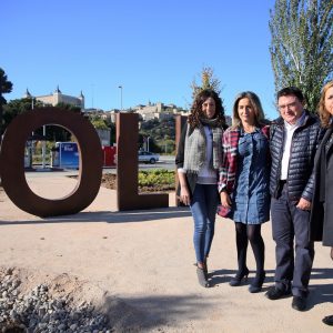 l Ayuntamiento actúa en la entrada al Casco por Santa Bárbara con la mejora del ajardinamiento y un gran letrero de “Toledo”