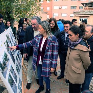 ilagros Tolón destaca que los Programas de Empleo revierten en la mejora de la ciudad, como en la nueva plaza de la calle del Arroyo