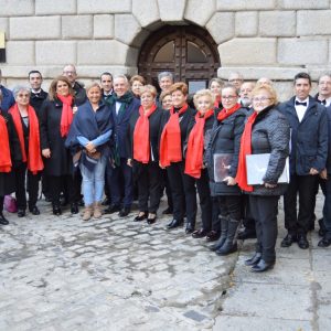 a música coral llega a la plaza del Ayuntamiento convertida en ‘El corazón de la Navidad’ con actividades, artesanía y un gran tiovivo