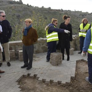 a ampliación de los alcorques de la plaza de la Cruz Verde y la mejora del adoquinado avanza gracias a los Planes de Empleo