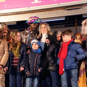 elchor, Gaspar y Baltasar protagonizan una multitudinaria Cabalgata de Reyes, la más extensa y mágica de los últimos años