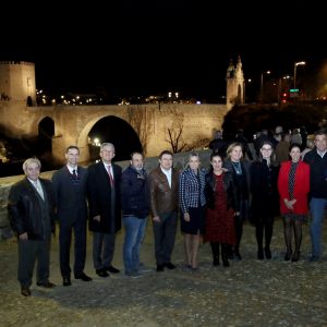 ilagros Tolón anuncia, en el encendido del Puente de Alcántara, la renovación de la iluminación artística de San Juan de los Reyes 