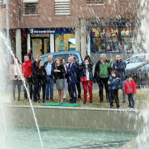 a alcaldesa asiste a la puesta en marcha de la fuente de Plaza de España que recupera su función y embellece el barrio