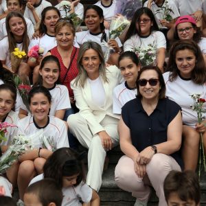 a alcaldesa participa en la ofrenda floral del Corpus en la Catedral junto a más de 1.200 escolares de 23 colegios de la capital regional