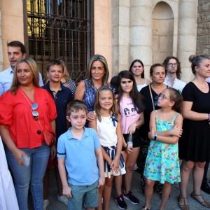 a alcaldesa acompañada de los chicos y chicas de Apandapt inauguran la Feria de Agosto desde la balconada del Ayuntamiento