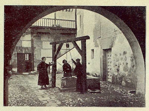 040_TRA-1930-281-282-Alcalá de Henares, hostería del Estudiante, patio del pozo