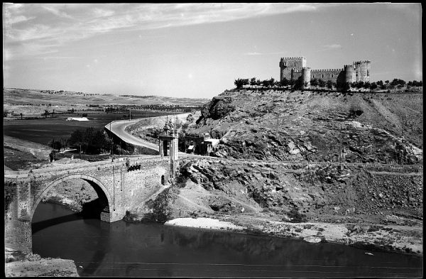 05 - 1961-04-00 - Toledo - Puente de Alcántara y castillo de San Servando