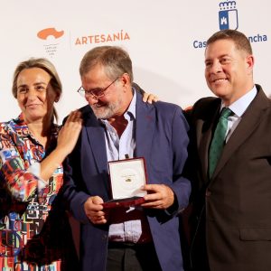 ilagros Tolón asiste a la entrega de Premios al Mérito Artesano, que reconoce la labor del espadero toledano Antonio Arellano