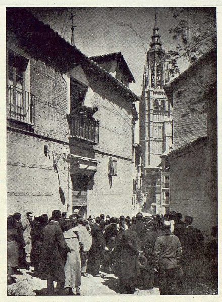 TRA-1923-195-Calle de Santa Isabel, descubrimiento de lápida donde vivió Galdós-Foto Lozano