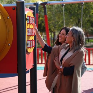 a alcaldesa de Toledo visita la nueva zona infantil de Azucaica, comprometida con los vecinos del barrio