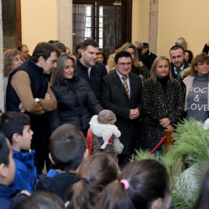 ilagros Tolón inaugura los belenes del zaguán del Ayuntamiento y de San Marcos e invita a disfrutar de esta tradición tan navideña