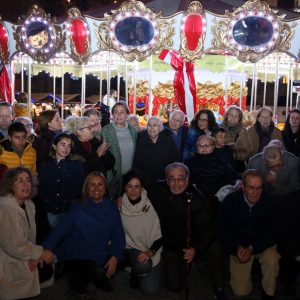 a alcaldesa vuelve a respaldar la caravana solidaria de los taxistas y recibe a los mayores entre abrazos y villancicos