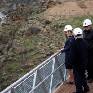 ilagros Tolón supervisa la instalación de la nueva pasarela de la ermita del Valle que permitirá hacer accesible este espacio