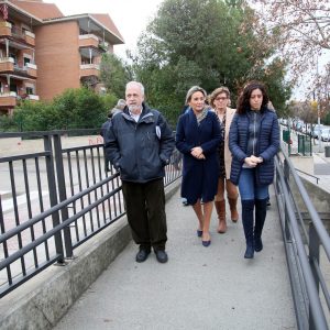 a alcaldesa inaugura la rampa peatonal de Río Guadarrama y anuncia la renovación de la iluminación de la calle Río Tiétar