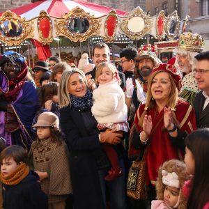 a alcaldesa recibe a Sus Majestades los Reyes Magos de Oriente que hacen su primera parada en el Ayuntamiento