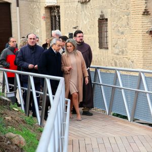 ilagros Tolón inaugura la pasarela peatonal que a partir de ahora hace accesible el acceso a la ermita de la Virgen del Valle