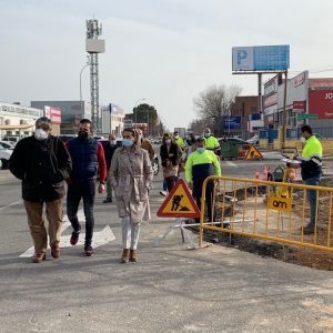 ilagros Tolón recoge las impresiones de los empresarios del Polígono industrial en una visita a las obras de la Calle Jarama