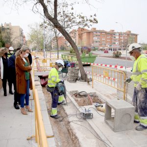 l Ayuntamiento ultima la renovación del alumbrado público de la avenida Río Guadarrama con más luz en la acera y la calzada