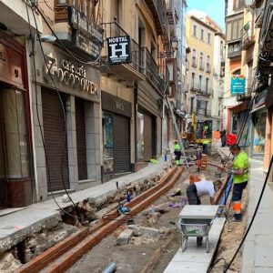 esde mañana, se corta al tráfico la calle Comercio, entre Zocodover y Toledo Ohio, por las obras de remodelación