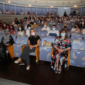 a alcaldesa asiste a la presentación de los monólogos sobre la Historia de ‘Las SinSombrero del Juanelo’ en el Rojas