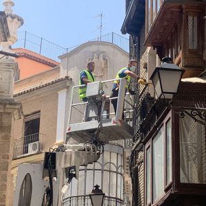 l Ayuntamiento instala elementos pasivos en la calle Hombre de Palo para evitar la suciedad generada por las palomas