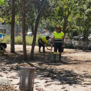 a alcaldesa supervisa las tareas de limpieza y reparación de los centros municipales y viales afectados por la DANA