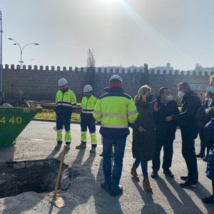 a reparación de una tubería en la Puerta de Bisagra mantiene cortada al tráfico la rotonda a la altura de la Oficina de Turismo