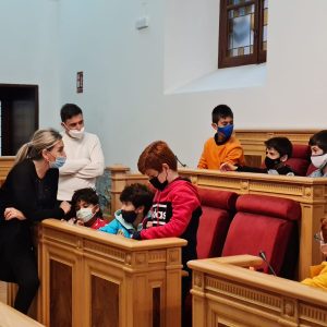 a alcaldesa recibe a los alumnos del colegio Garcilaso de la Vega en una visita cultural del programa ‘Toledo Educa’ al Ayuntamiento