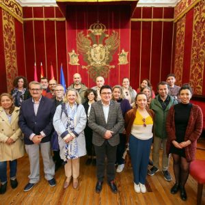 l equipo humano de Acción Cultural Española visita la exposición del VIII Centenario como entidad clave de esta conmemoración