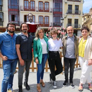 ilagros Tolón felicita a Paula Sánchez, alumna de la Escuela de Arte de  Toledo y ganadora del concurso de carteles de la Feria del Libro