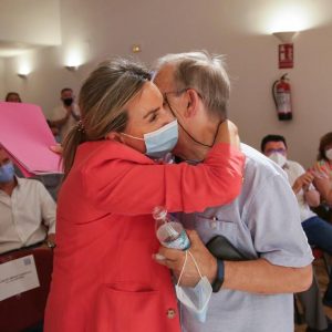 a alcaldesa asiste en Santa Bárbara al pregón de su Semana de la Cultura Popular y al concierto de la coral ‘José Saramago’