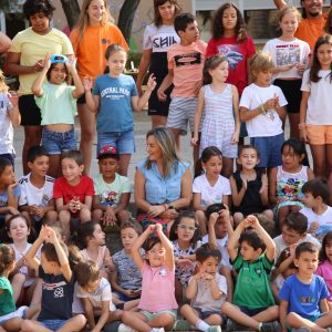 a alcaldesa destaca su compromiso con las políticas de infancia en la visita al campamento urbano ‘Vive la Ciencia’