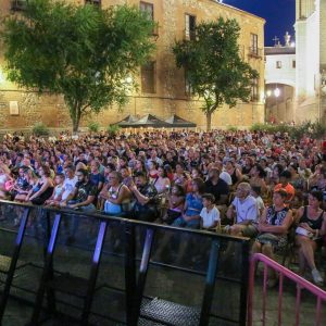 xito de público en la plaza del Ayuntamiento en el concierto de Israel Fernández y Diego del Morao