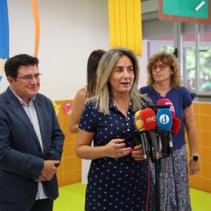 a alcaldesa visita la ampliación de la escuela infantil municipal del Polígono donde el Ayuntamiento suma 20 plazas más