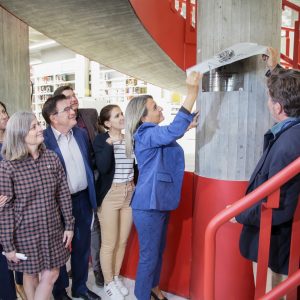 a alcaldesa destaca su apuesta por la cultura en la reinauguración de la ‘Biblioteca Municipal Almudena Grandes’