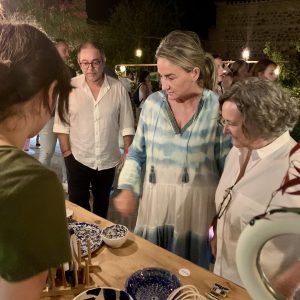 a alcaldesa visita el último Mercado de Artesanía del jardín de San Lucas de la temporada de verano