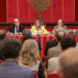 a alcaldesa presenta el libro que recoge la historia de la Funeraria San Román, una de las empresas familiares con mayor trayectoria