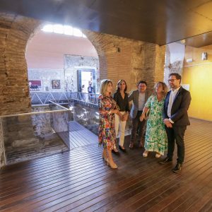 a alcaldesa inaugura la exposición ‘Ecléctica’ de Mayte Jiménez Cobas en las Cuevas de Hércules