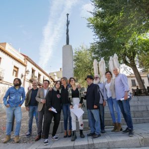 oledo rinde homenaje al escultor Alberto Sánchez con una ofrenda floral y un recital de poemas