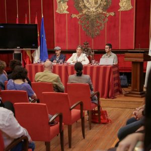 a alcaldesa presenta el libro ‘En el silencio de aquella pandemia’ de David Dylan en homenaje a los sanitarios en primera línea de la Covid